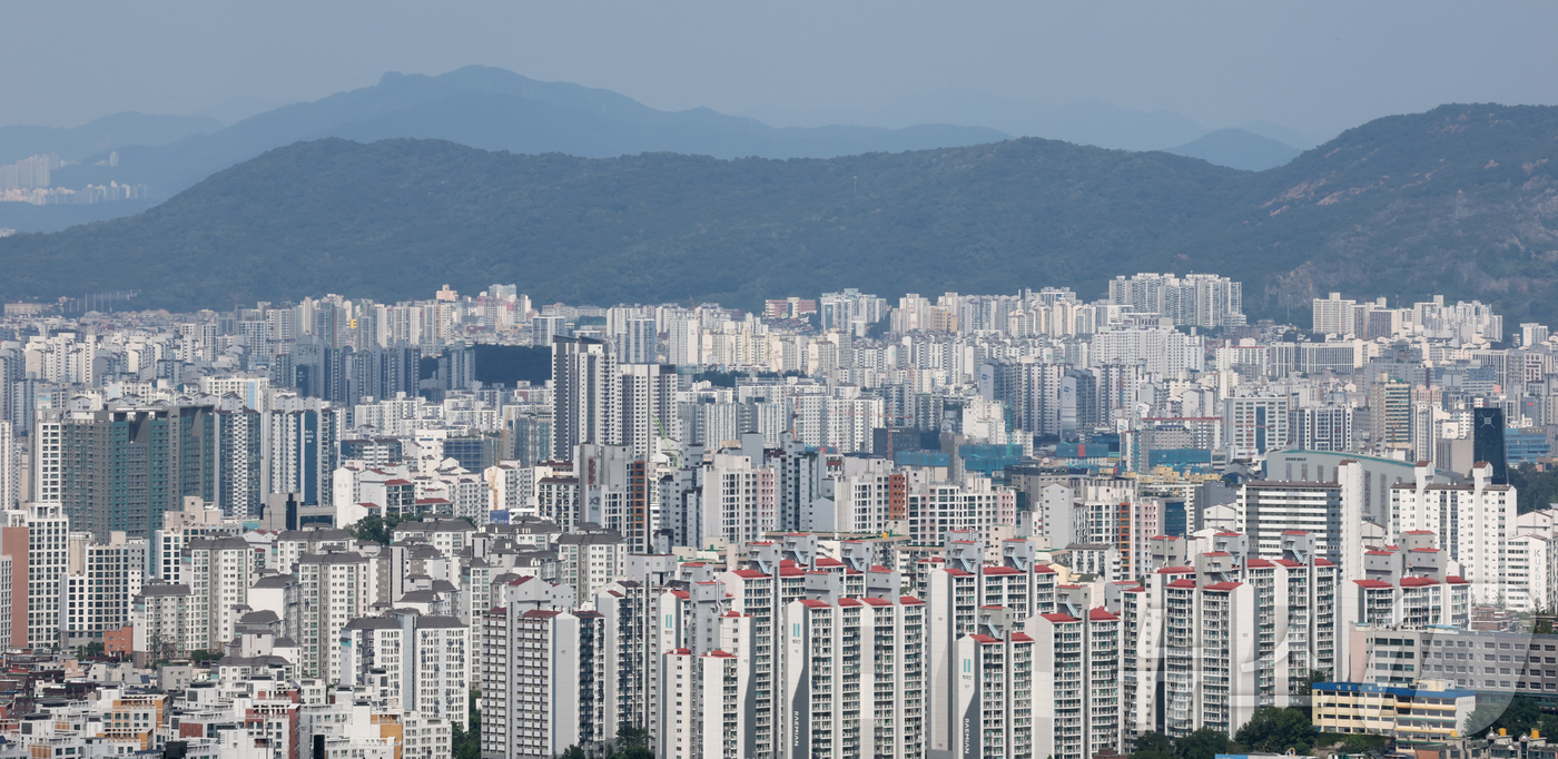 (서울=뉴스1) 권현진 기자 = 지난달 서울 아파트 중위 전세가격이 석 달 연속 상승한 것으로 나타났다.5일 KB부동산에 따르면 7월 서울 아파트 중위 전세가격은 평균 5억 633 …