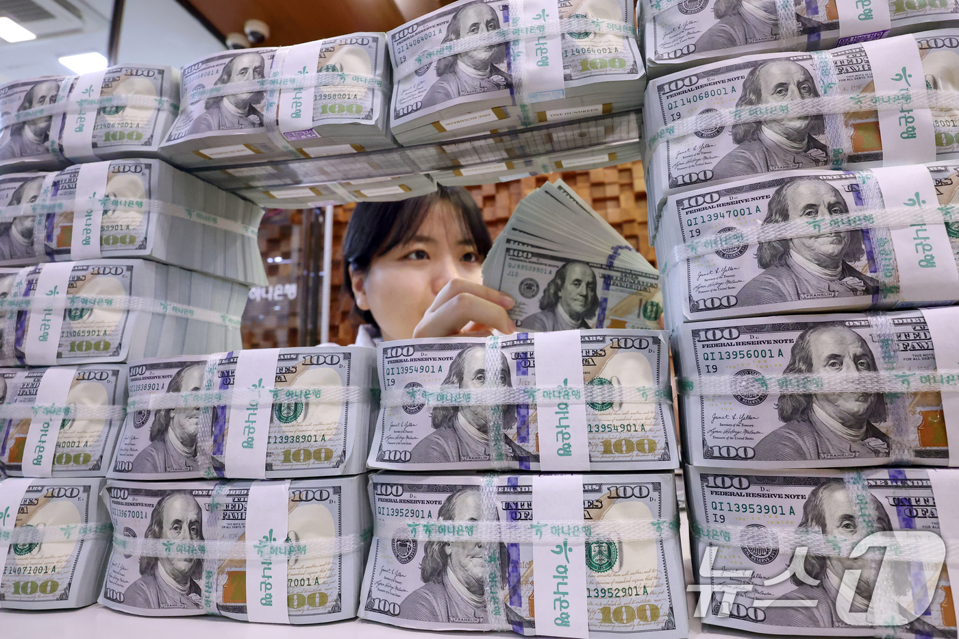 (서울=뉴스1) 민경석 기자 = 지난달 우리나라의 외환보유액이 6월보다 약 11억 달러 늘면서 두 달째 4100억 달러 선을 지켰다.한국은행은 미국 달러화 강세로 기타통화 외화자산 …