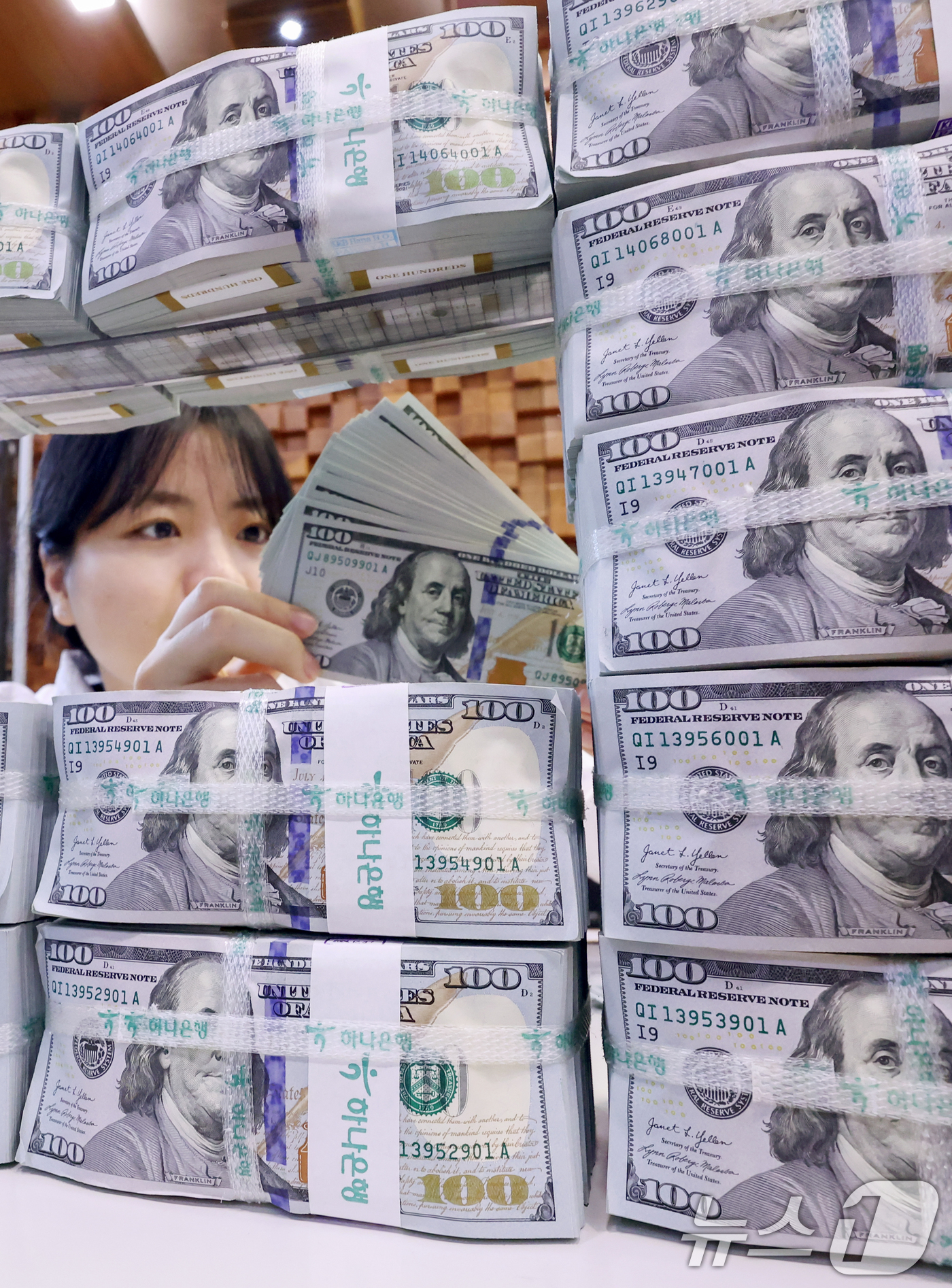 (서울=뉴스1) 민경석 기자 = 지난달 우리나라의 외환보유액이 6월보다 약 11억 달러 늘면서 두 달째 4100억 달러 선을 지켰다.한국은행은 미국 달러화 강세로 기타통화 외화자산 …