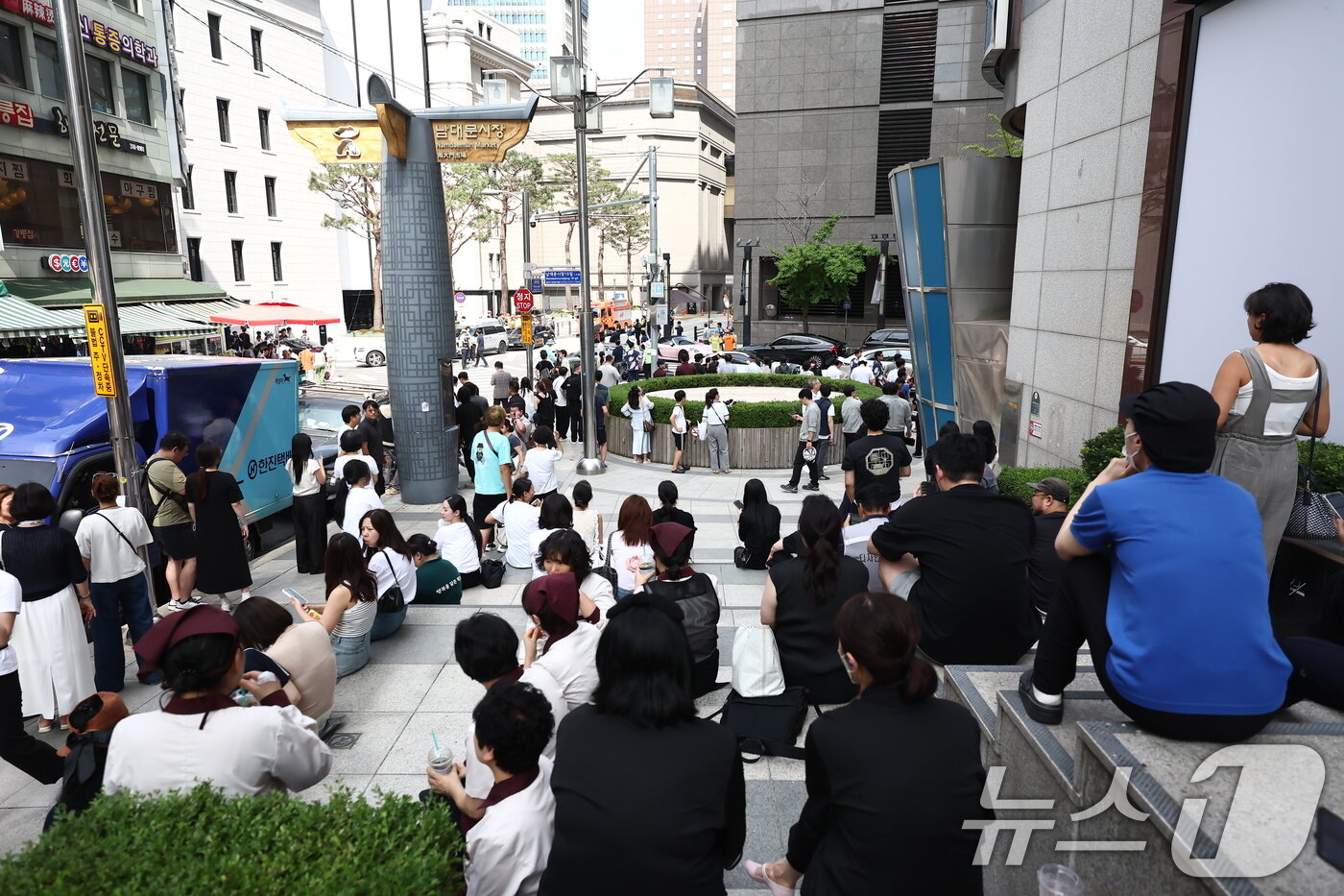 본문 이미지 - 지난 5일 오후 서울 신세계백화점 본점에서 한 인터넷 커뮤니티에 해당 백화점 내부에 폭발물을 설치했다는 협박글이 올라와 이용객들이 대피해 있다. 2025.8.5/뉴스1 ⓒ News1 김민지 기자