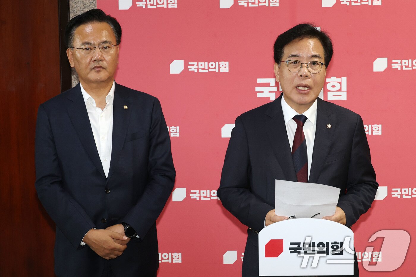 본문 이미지 - 송언석 국민의힘 비상대책위원장 겸 원내대표가 5일 오후 서울 여의도 국회에서 이춘석 법제사법위원장의 차명 주식거래 의혹과 관련해 입장을 밝히고 있다. 2025.8.5/뉴스1 ⓒ News1 이광호 기자