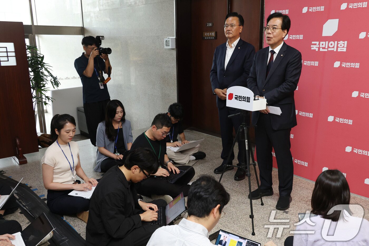 본문 이미지 - 송언석 국민의힘 비상대책위원장 겸 원내대표가 5일 오후 서울 여의도 국회에서 이춘석 법제사법위원장의 차명 주식거래 의혹과 관련해 입장을 밝히고 있다. 2025.8.5/뉴스1 ⓒ News1 이광호 기자