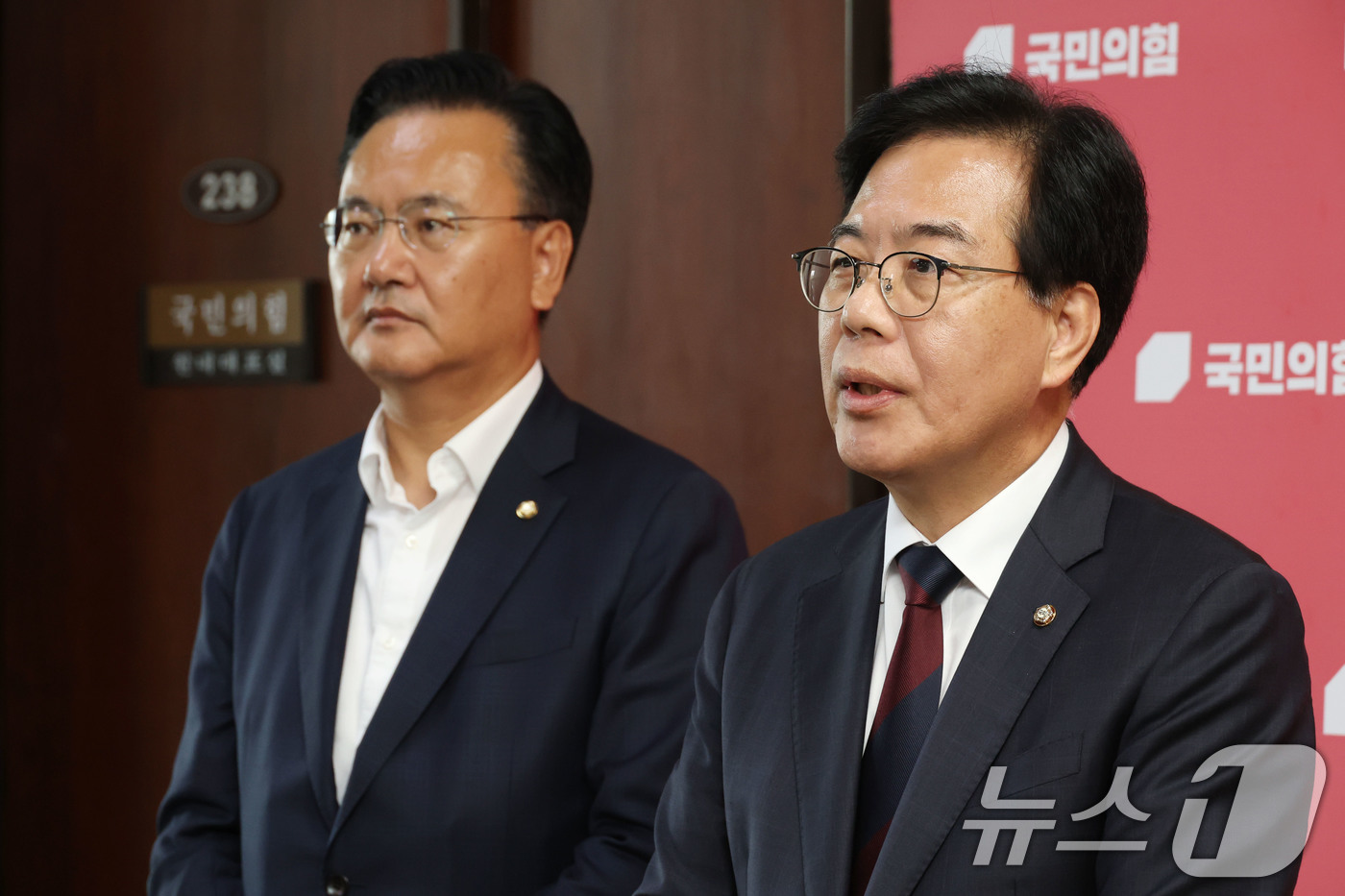 (서울=뉴스1) 이광호 기자 = 송언석 국민의힘 비상대책위원장 겸 원내대표가 5일 오후 서울 여의도 국회에서 이춘석 법제사법위원장의 차명 주식거래 의혹과 관련해 입장을 밝히고 있다 …