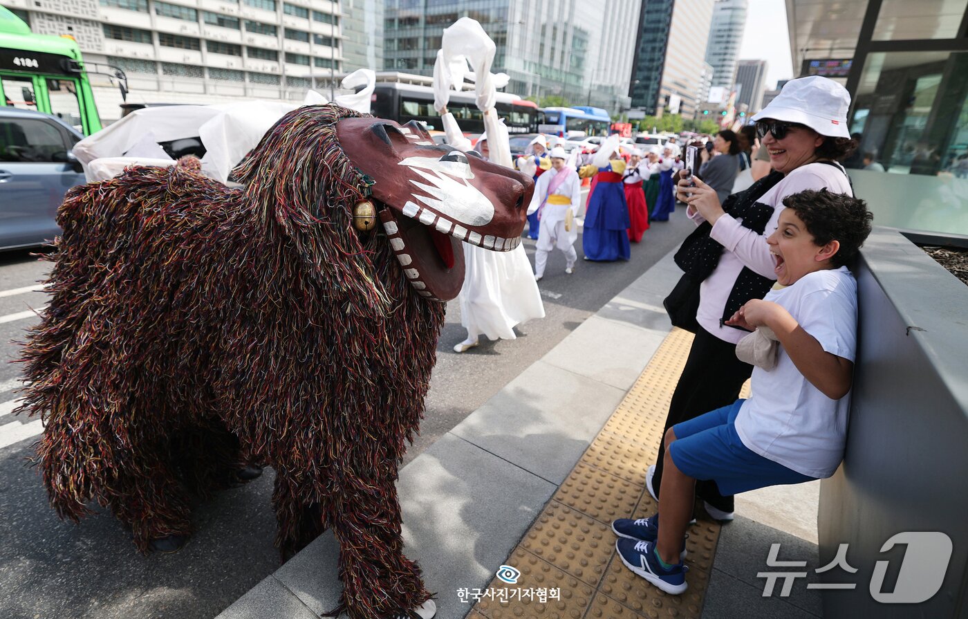 본문 이미지 - 270회 이달의 보도사진상 피처 우수상 선정된 뉴스1 오대일 기자의 북청사자 등장에 '혼비백산'. 2025.8.5/뉴스1