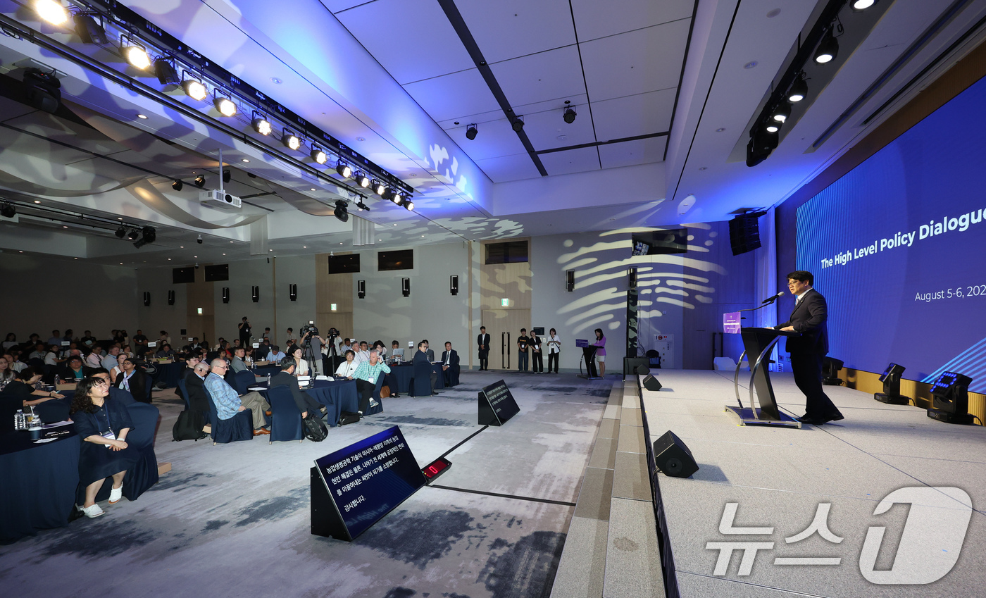 (서울=뉴스1) = 권재한 농촌진흥청장이 5일 전북 전주시 라한호텔에서 열린 'APEC 2025 농업생명공학 고위정책회의 워크숍'에서 환영사를 하고 있다. (농촌진흥청 제공. 재판 …