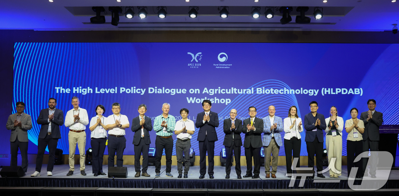(서울=뉴스1) = 권재한 농촌진흥청장이 5일 전북 전주시 라한호텔에서 열린 'APEC 2025 농업생명공학 고위정책회의 워크숍'에서 주요 참석자들과 함께 기념 촬영을 하고 있다. …