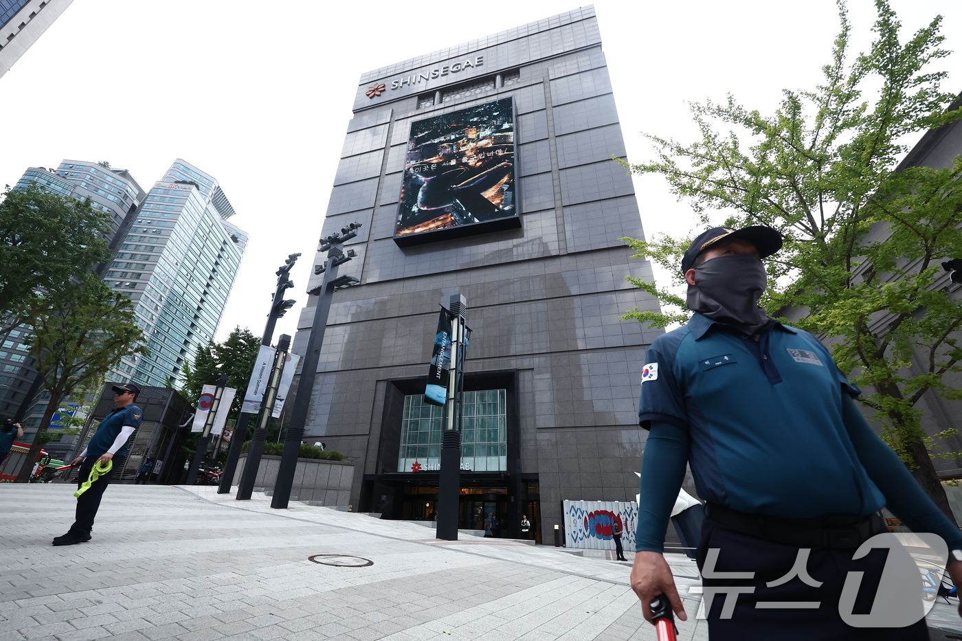 (서울=뉴스1) 김민지 기자 = 5일 오후 서울 신세계백화점 본점에서 한 인터넷 커뮤니티에 해당 백화점 내부에 폭발물을 설치했다는 협박글이 올라와 경찰 관계자들이 현장을 통제하고 …