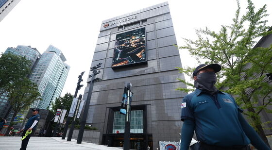 신세계백화점 현장 통제 나선 경찰