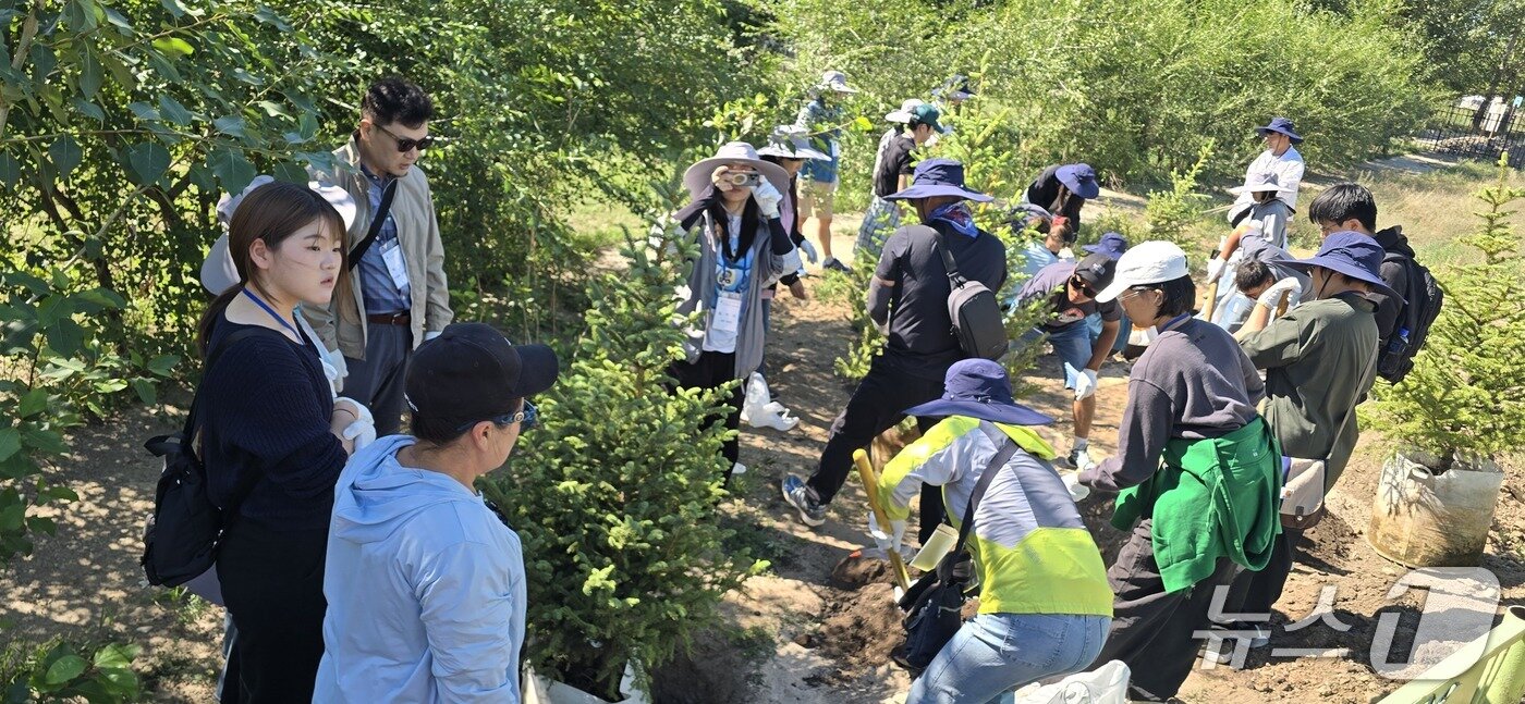 본문 이미지 - 대한민국법원 국제봉사단 희망여행 산하 몽골희망원정대 회원들이 나무심기 봉사활동을 하고 있다.(봉사단 제공)/뉴스1 