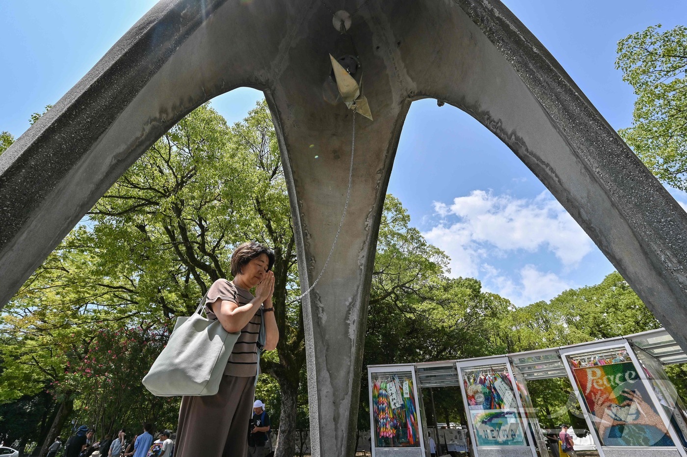(히로시마 AFP=뉴스1) 권영미 기자 = 5일 일본 히로시마현 히로시마시의 평화기념공원 내 어린이 평화 기념비 앞에서 한 여성이 종을 울린 뒤 기도하고 있다. 세계 최초로 원자폭 …