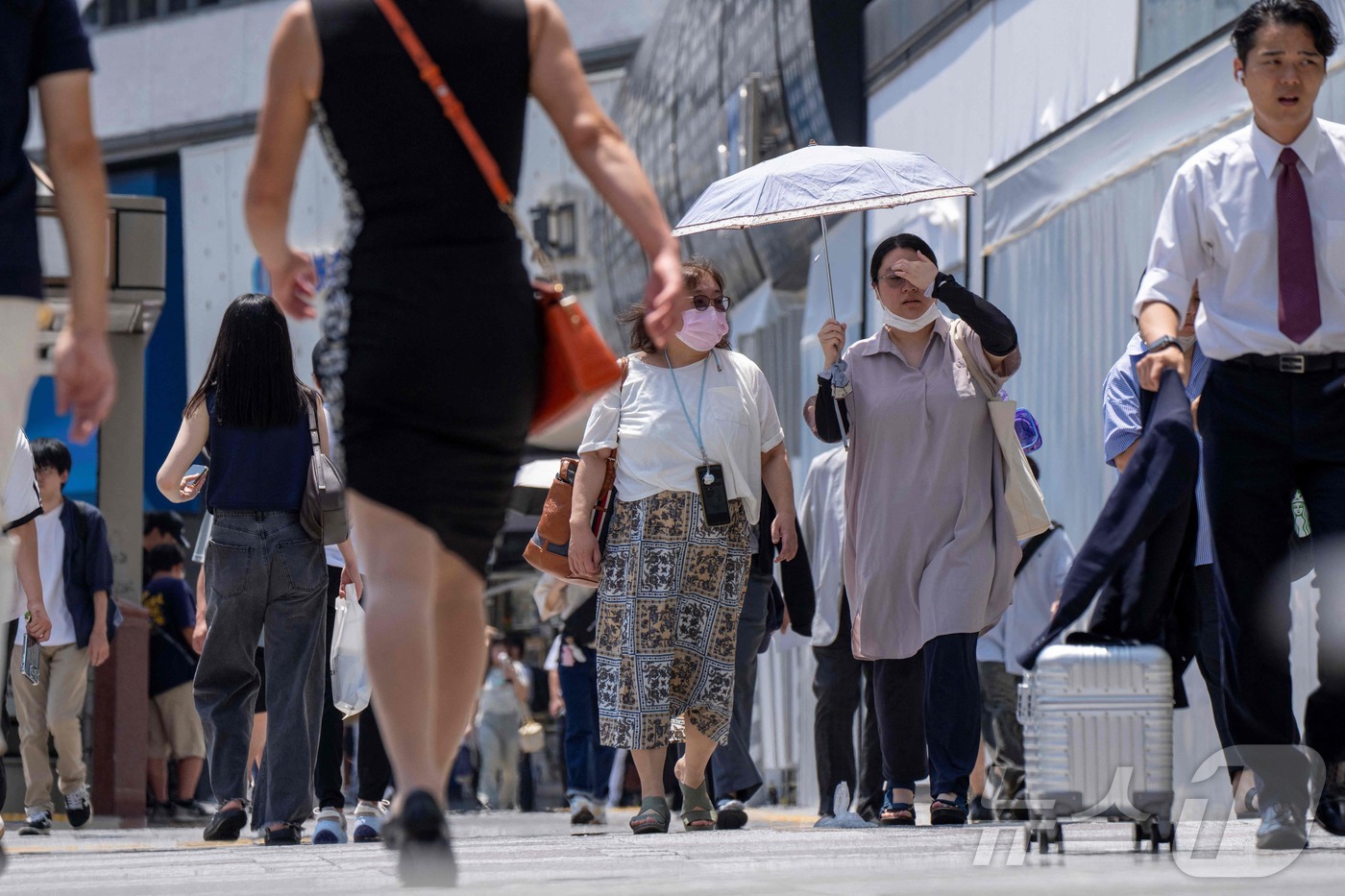 (도쿄 AFP=뉴스1) 권영미 기자 = 5일 일본 도쿄에서 한낮의 더위 속을 시민들이 걷고 있다. 2025.08.05.ⓒ AFP=뉴스1