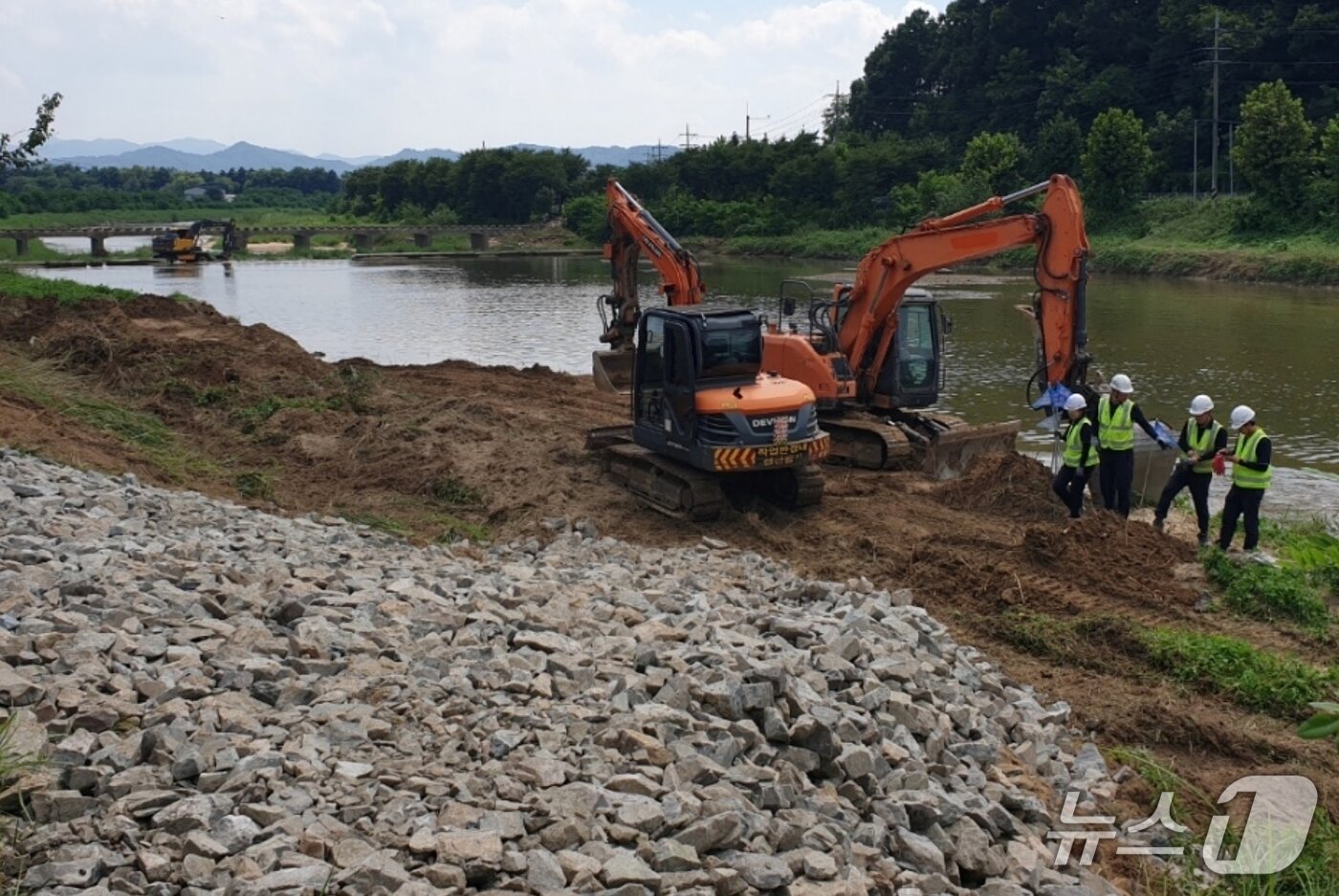 본문 이미지 - 충북 증평에서 발생한 송수관로 파손 현장에서 굴착기를 동원한 복구작업을 벌이고 있다.&#40;증평군 제공, 재판매 및 DB금지&#41;/뉴스1