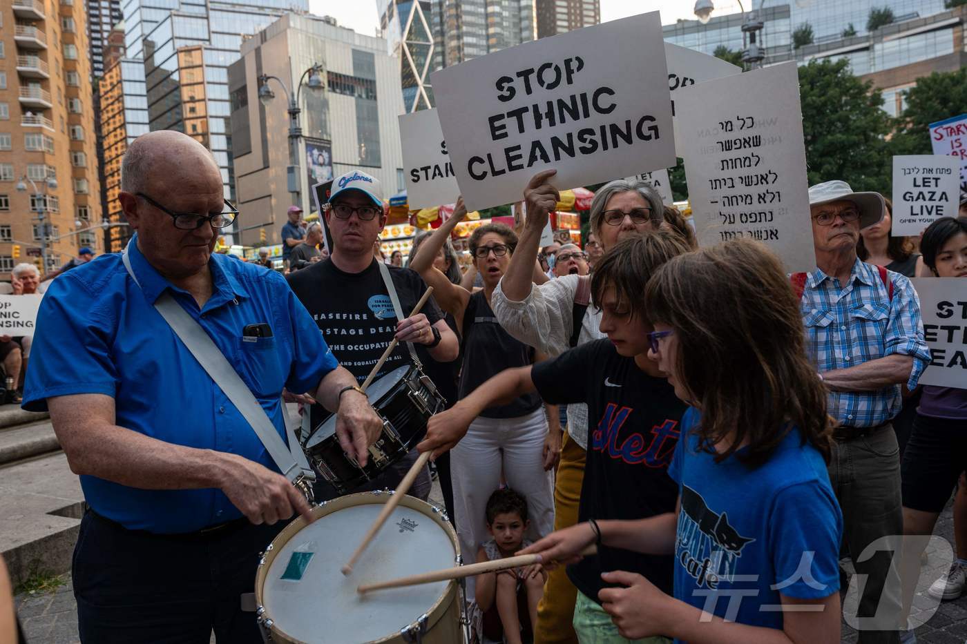 (뉴욕 AFP=뉴스1) 권영미 기자 = 4일(현지시간) 미국 뉴욕시에서 유대인 평화운동가들이 가자지구 전쟁에 반대하는 시위를 벌이며 행진을 하고 있다. 2025.08.05.ⓒ AF …