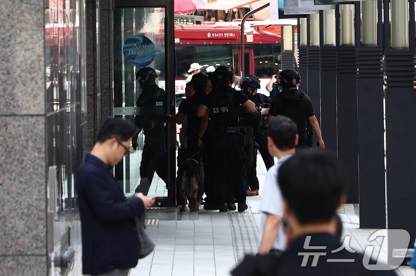 (서울=뉴스1) 김민지 기자 = 5일 오후 서울 신세계백화점 본점에서 한 인터넷 커뮤니티에 해당 백화점 내부에 폭발물을 설치했다는 협박글이 올라와 경찰특공대 등이 현장에 출동해 조 …