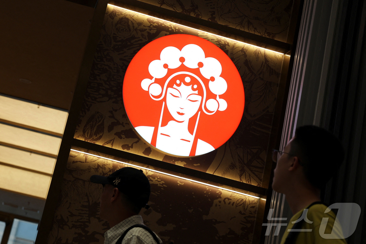 (베이징 로이터=뉴스1) 권영미 기자 = 지난달 31일, 중국 베이징의 한 쇼핑몰 안에 있는 중국 차 전문 체인점인 차지(Chagee) 매장 앞을 사람들이 지나가고 있다.2025. …