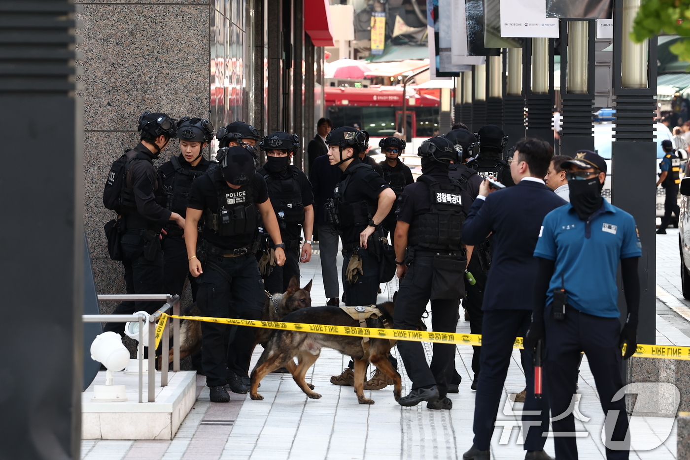 (서울=뉴스1) 김민지 기자 = 5일 오후 서울 신세계백화점 본점에서 한 인터넷 커뮤니티에 해당 백화점 내부에 폭발물을 설치했다는 협박글이 올라와 경찰특공대 등이 현장에 출동해 조 …