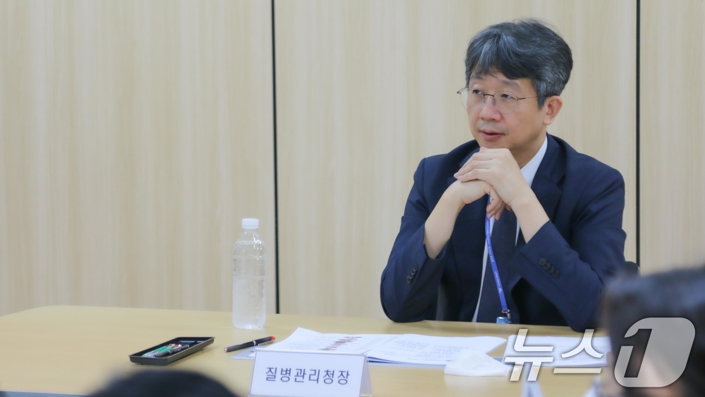 (서울=뉴스1) = 임승관 질병관리청 청장이 5일 인천 중구 국립인천공항 검역소를 방문해 해외감염병 검역 현장을 점검하고 있다. (질병관리청 제공. 재판매 및 DB 금지) 2025 …