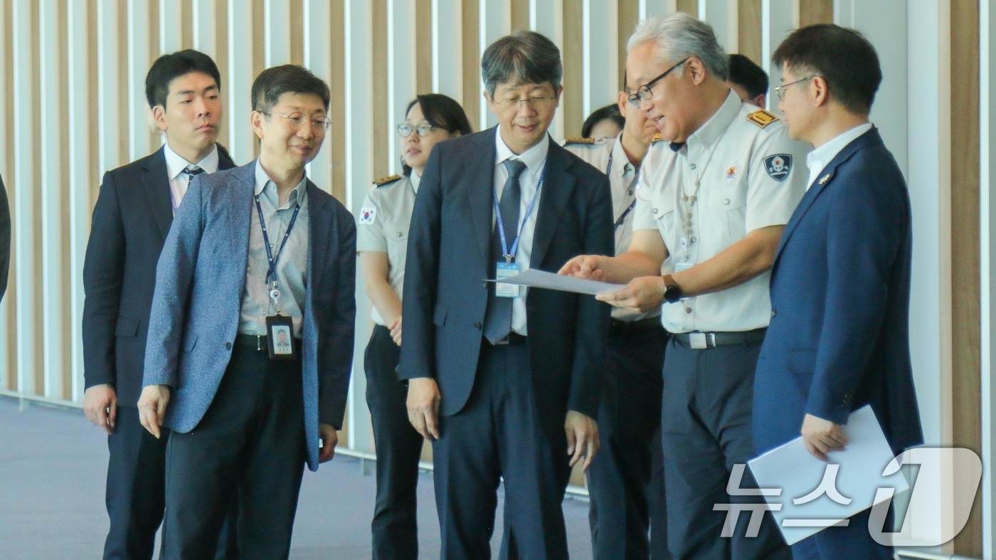 (서울=뉴스1) = 임승관 질병관리청 청장이 5일 인천 중구 국립인천공항 검역소를 방문해 해외감염병 검역 현장을 점검하고 있다. (질병관리청 제공. 재판매 및 DB 금지) 2025 …