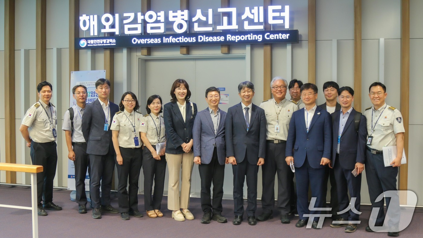 (서울=뉴스1) = 임승관 질병관리청 청장이 5일 인천 중구 국립인천공항 검역소를 방문해 기념 촬영을 하고 있다. (질병관리청 제공. 재판매 및 DB 금지) 2025.8.5/뉴스1 …