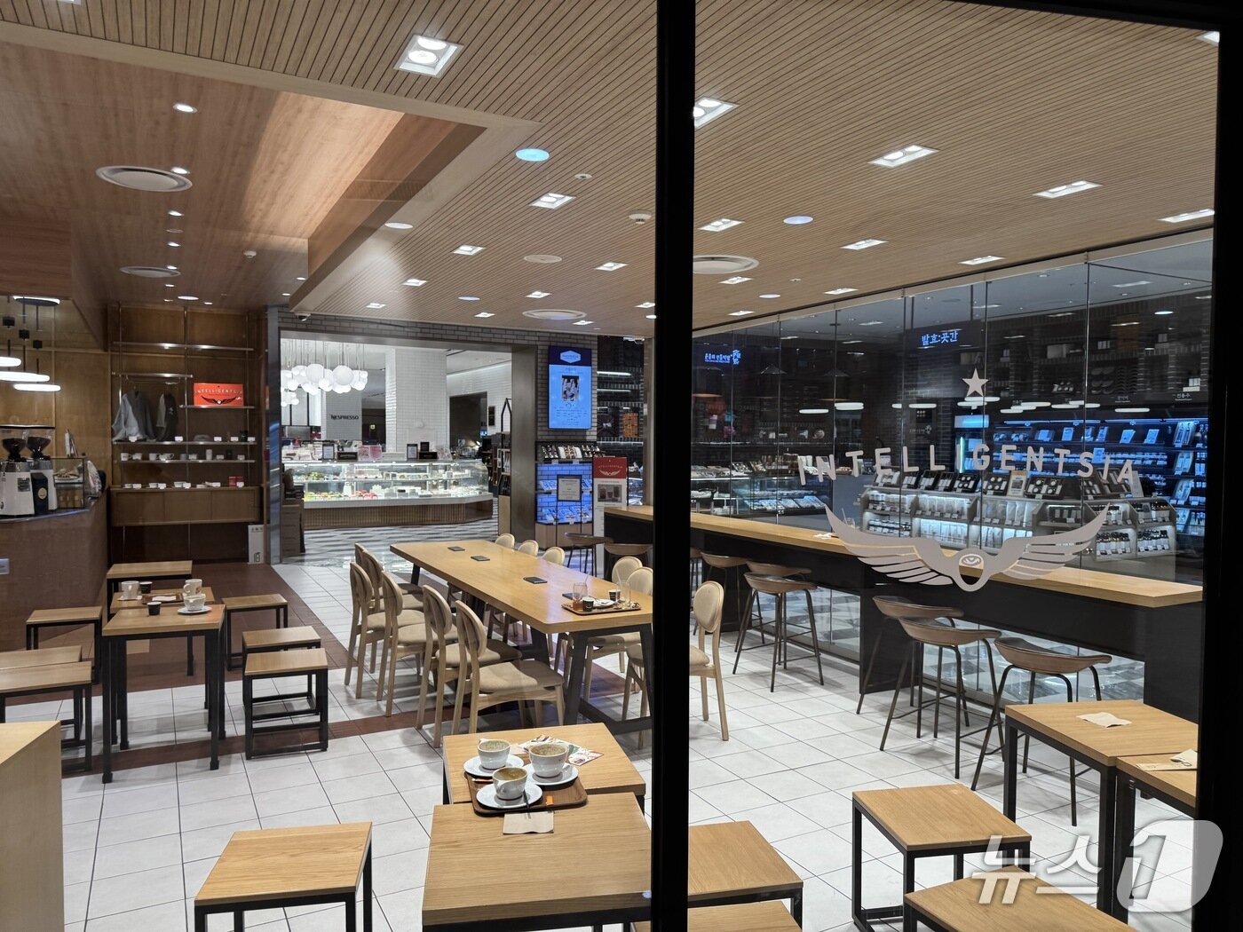 본문 이미지 - 5일 오후 서울 중구 신세계백화점 본점 지하의 한 카페에서 손님들이 대피하느라 테이블 곳곳에 마시다 남은 커피잔들이 놓여있는 모습.