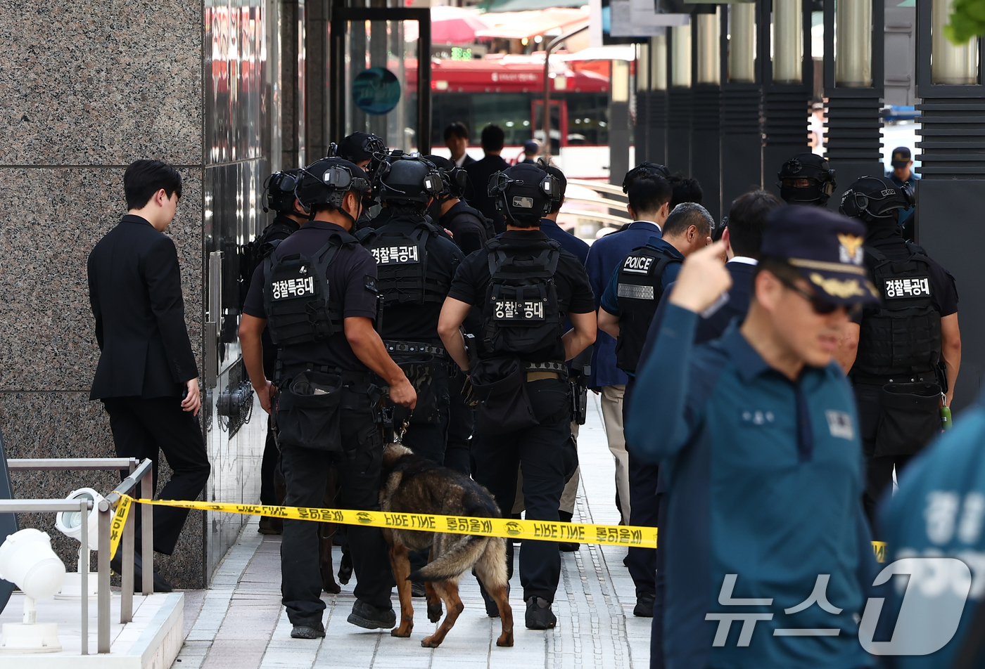(서울=뉴스1) 김민지 기자 = 5일 오후 서울 신세계백화점 본점에서 한 인터넷 커뮤니티에 해당 백화점 내부에 폭발물을 설치했다는 협박글이 올라와 경찰특공대 등이 폭발물 수색을 마 …