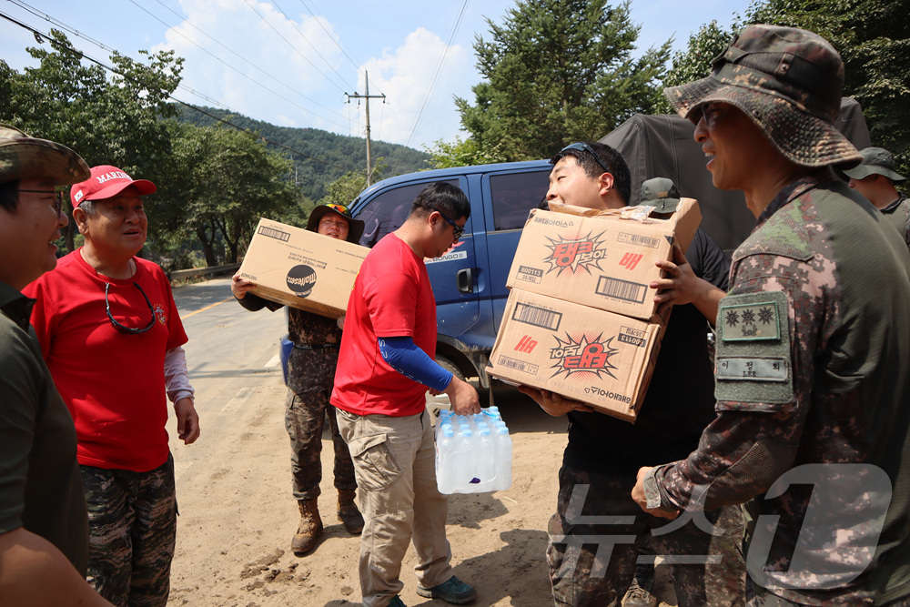 (가평=뉴스1) 양희문 기자 = 육군 수도기계화보병사단이 5일 경기 가평군 일대에서 수해 복구 작업을 돕고 있다.(수기사 제공, 재판매 및 DB 금지) 2025.8.5/뉴스1