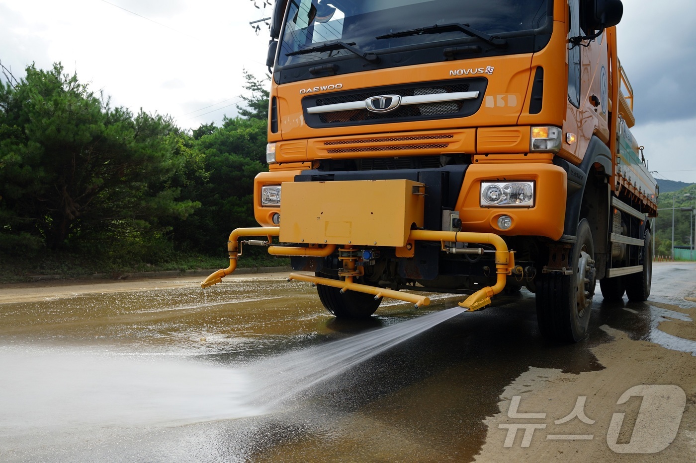(가평=뉴스1) 양희문 기자 = 육군 수도기계화보병사단이 5일 경기 가평군 일대에서 수해 복구 작업을 돕고 있다.(수기사 제공, 재판매 및 DB 금지) 2025.8.5/뉴스1