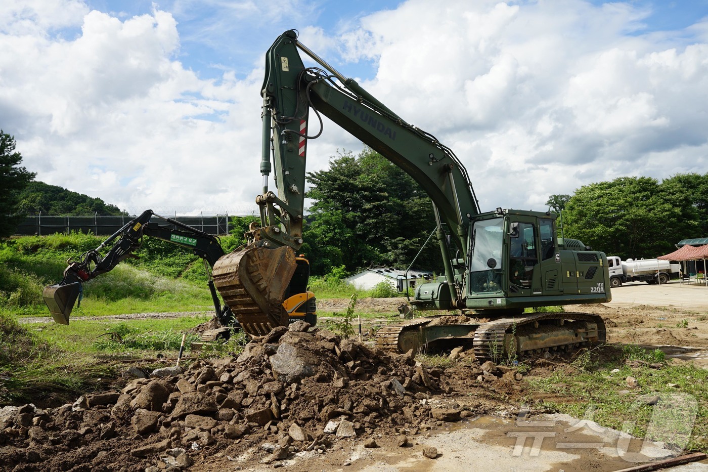 (가평=뉴스1) 양희문 기자 = 육군 수도기계화보병사단이 5일 경기 가평군 일대에서 수해 복구 작업을 돕고 있다.(수기사 제공, 재판매 및 DB 금지) 2025.8.5/뉴스1