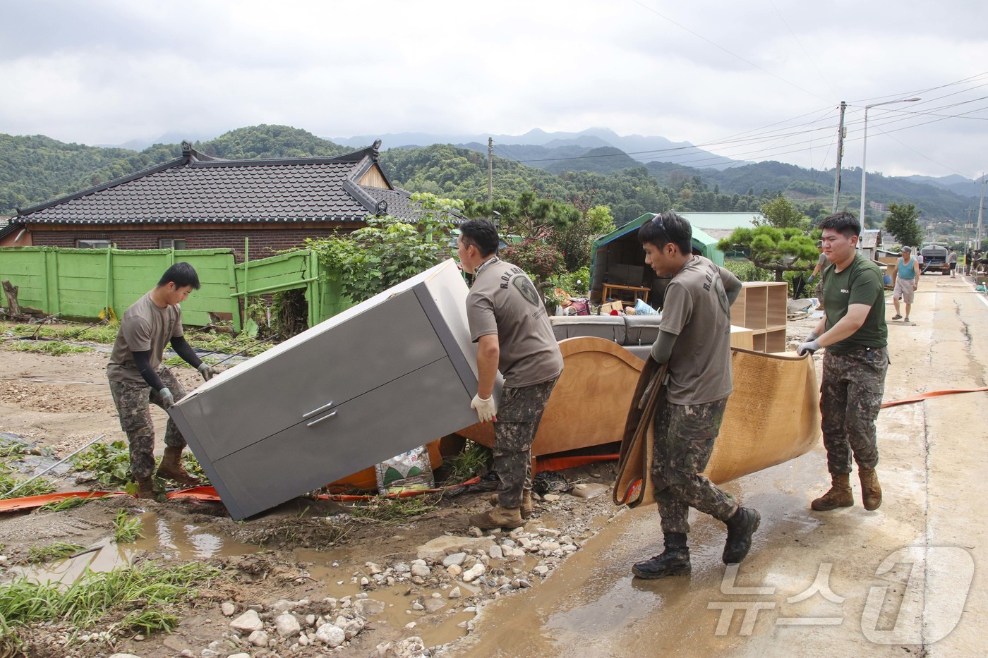 (가평=뉴스1) 양희문 기자 = 육군 수도기계화보병사단이 5일 경기 가평군 일대에서 수해 복구 작업을 돕고 있다.(수기사 제공, 재판매 및 DB 금지) 2025.8.5/뉴스1