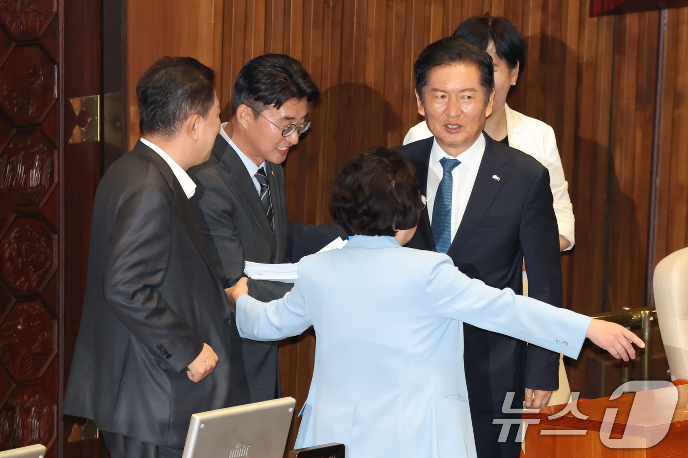 (서울=뉴스1) 이광호 기자 = 정청래 더불어민주당 대표와 김병기 원내대표가 5일 오후 서울 여의도 국회 본회의장에서 방송법 개정안에 대한 무제한토론(필리버스터)를 마친 노종면 의 …