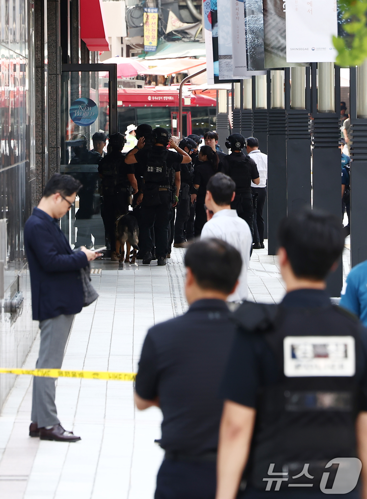 (서울=뉴스1) 김민지 기자 = 5일 오후 서울 신세계백화점 본점에서 한 인터넷 커뮤니티에 해당 백화점 내부에 폭발물을 설치했다는 협박글이 올라와 경찰특공대 등이 폭발물 수색하기 …