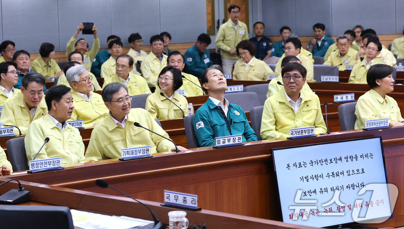 (서울=뉴스1) 임세영 기자 = 권오을 국가보훈부 장관이 5일 서울 종로구 정부서울청사 별관 국제회의장에서 열린 2025년 을지연습 준비보고회의에서 청록색 민방위복을 입고 자리에 …