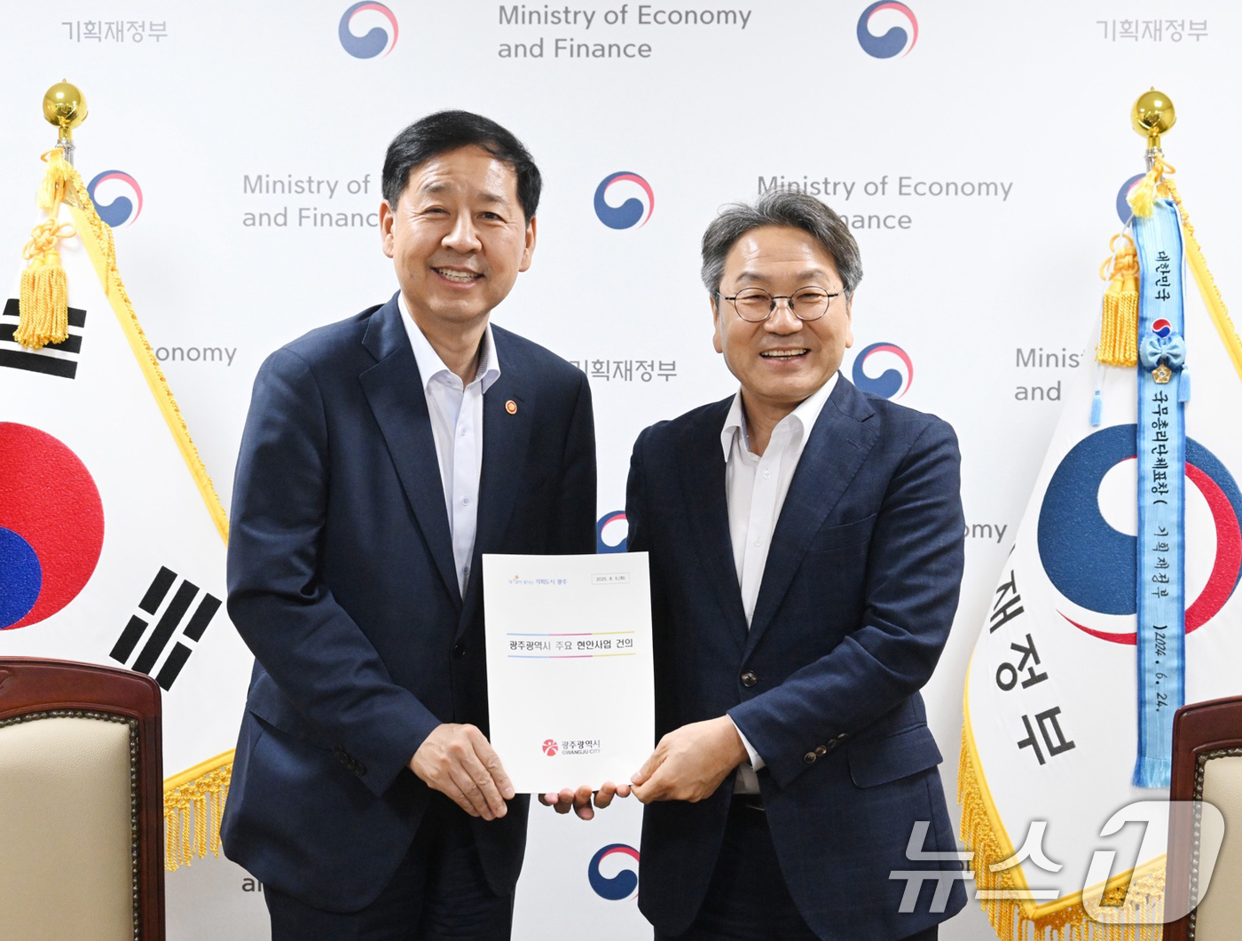 (광주=뉴스1) 이수민 기자 = 강기정 광주시장이 5일 정부서울청사에서 구윤철 경제부총리 겸 기획재정부 장관에게 내년도 광주시 주요 현안사업을 건의한 뒤 기념촬영을 하고 있다. ( …