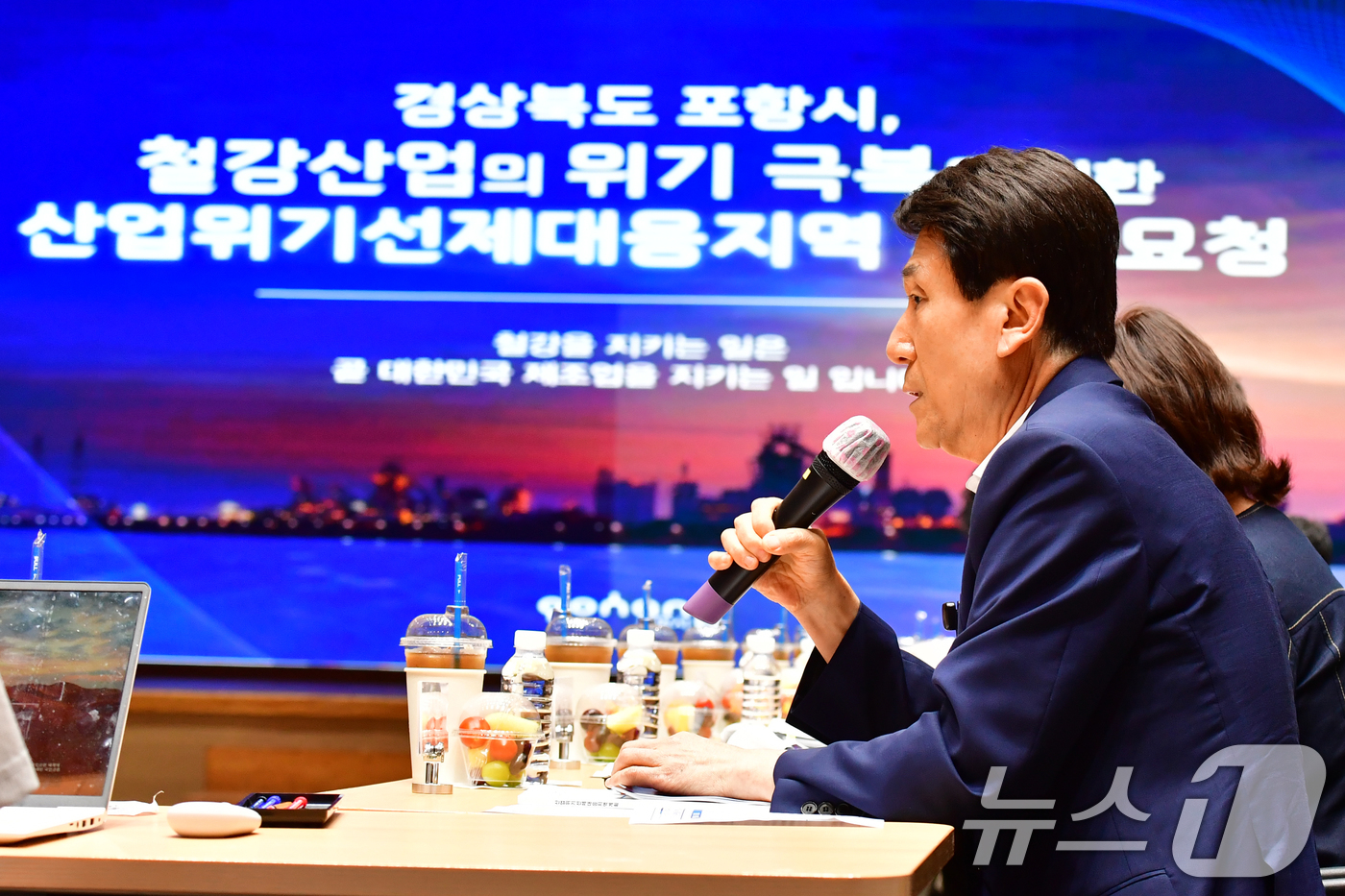 (포항=뉴스1) 최창호 기자 = 이강덕 경북 포항시장이 5일 시청 대회의실에서 열린 포항시 산업위기선제대응지역 현지 실사에 나선 실사단 관계자들에게 지역 철강현황 등을 설명하고 있 …