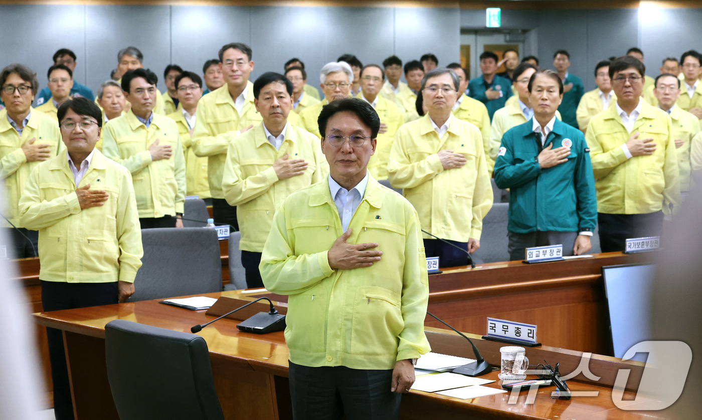 (서울=뉴스1) 임세영 기자 = 김민석 국무총리 및 참석자들이 5일 서울 종로구 정부서울청사 별관 국제회의장에서 열린 2025년 을지연습 준비보고회의에서 국민의례를 하고 있다. 2 …