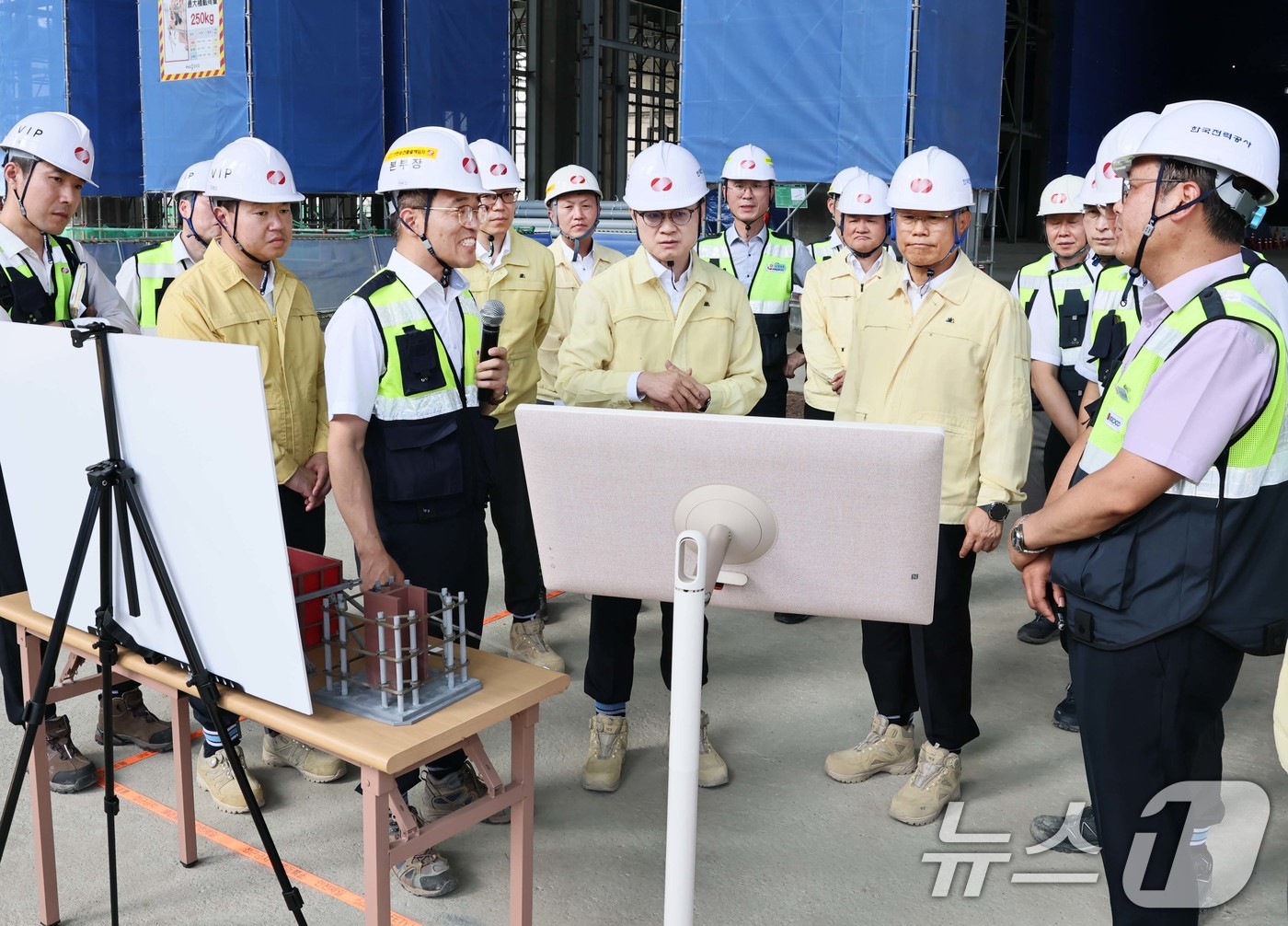 (서울=뉴스1) = 김정관 산업통상자원부 장관이 5일 경기 가평군 신가평변환소를 방문해 변환소 건설현장을 점검하고 중대재해 예방을 위해 에너지공기업의 철저한 안전관리를 당부하고 있 …