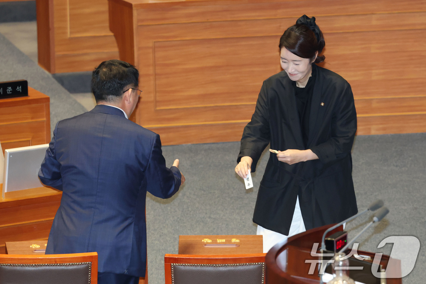 (서울=뉴스1) 이광호 기자 = 강선우 더불어민주당 의원이 5일 오후 서울 여의도 국회 본회의장에서 방송법 개정안에 대한 무제한토론 종결동의의 건 투표를 하고 있다. 2025.8. …