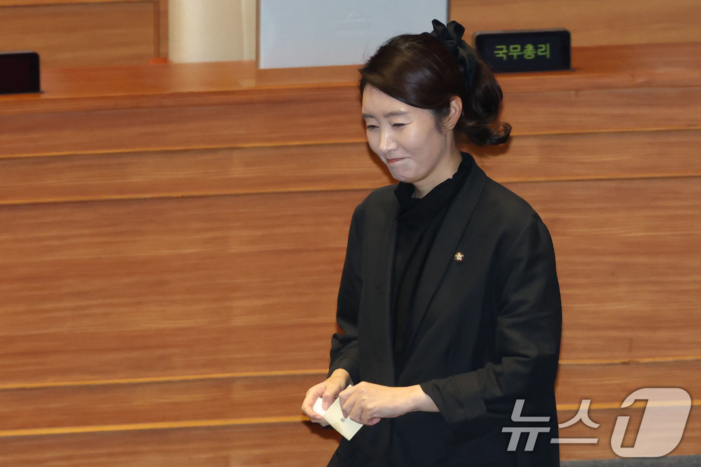 (서울=뉴스1) 이광호 기자 = 강선우 더불어민주당 의원이 5일 오후 서울 여의도 국회 본회의장에서 방송법 개정안에 대한 무제한토론 종결동의의 건 투표를 하고 있다. 2025.8. …