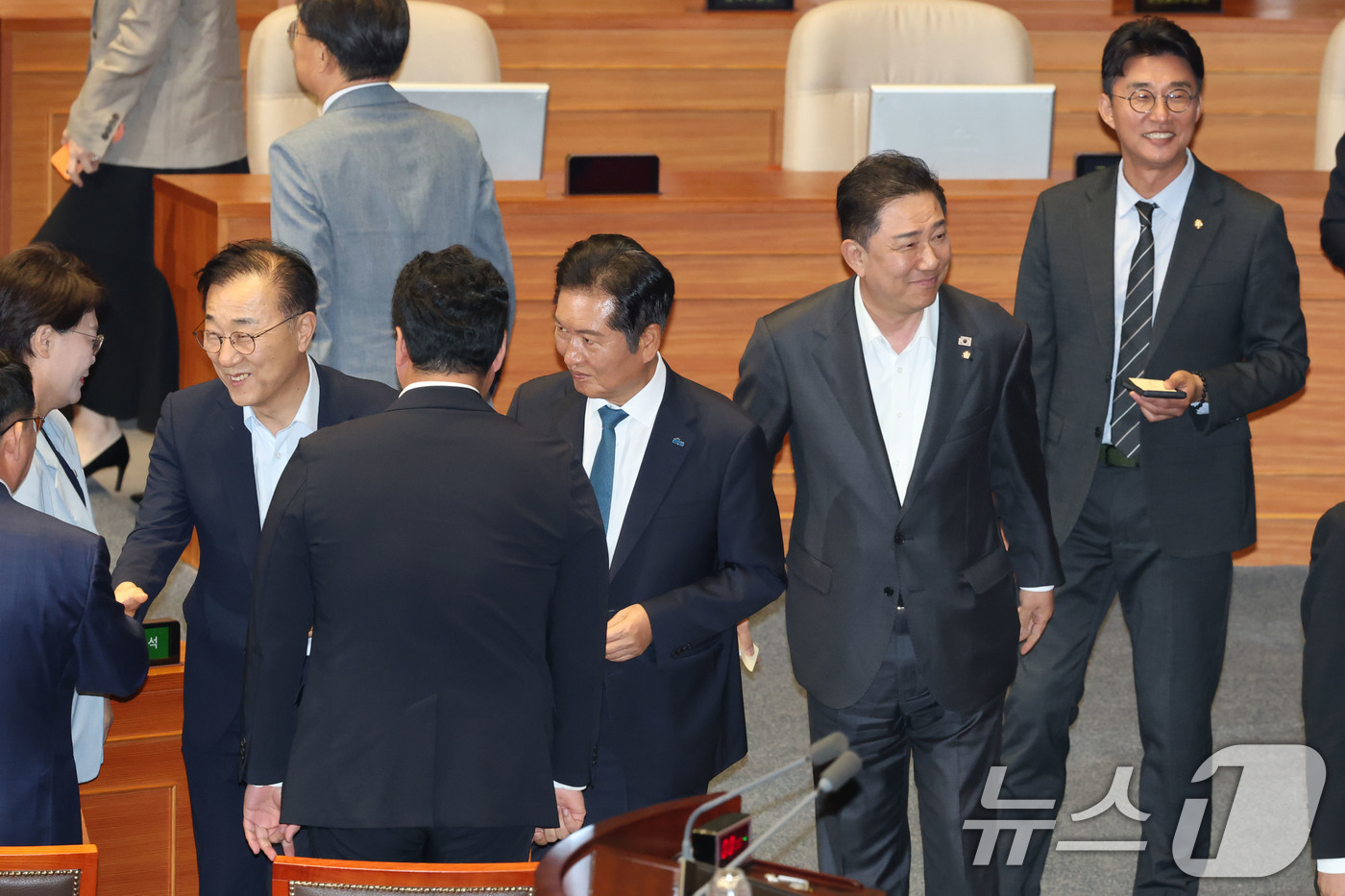 (서울=뉴스1) 이광호 기자 = 정청래 더불어민주당 대표와 김병기 원내대표 등이 5일 오후 서울 여의도 국회 본회의장에서 방송법 개정안에 대한 무제한토론 종결동의의 건 투표를 하고 …