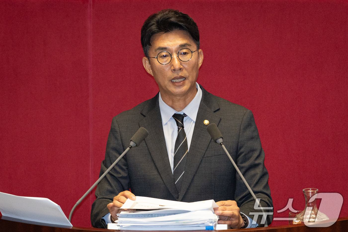 (서울=뉴스1) 유승관 기자 = 노종면 더불어민주당 의원이 5일 서울 여의도 국회에서 열린 제427회 국회(임시회) 3차 본회의에서 방송법 일부개정법률안(대안)에 대한 무제한토론( …