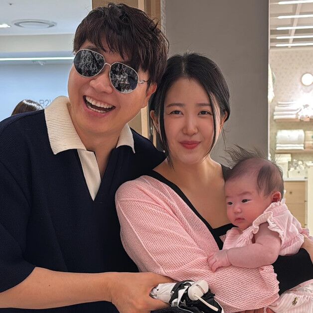 박수홍 부부, 딸과 백화점서 포착…아내 김다예 33㎏ 감량 미모 '깜짝'