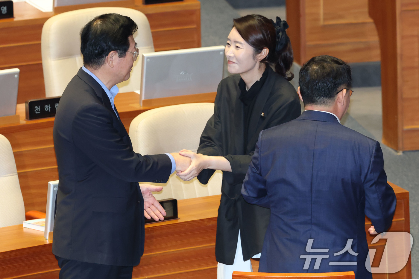 (서울=뉴스1) 이광호 기자 = 강선우 더불어민주당 의원이 5일 오후 서울 여의도 국회 본회의장에서 방송법 개정안에 대한 무제한토론 종결동의의 건 투표를 마치고 동료 의원들과 인사 …