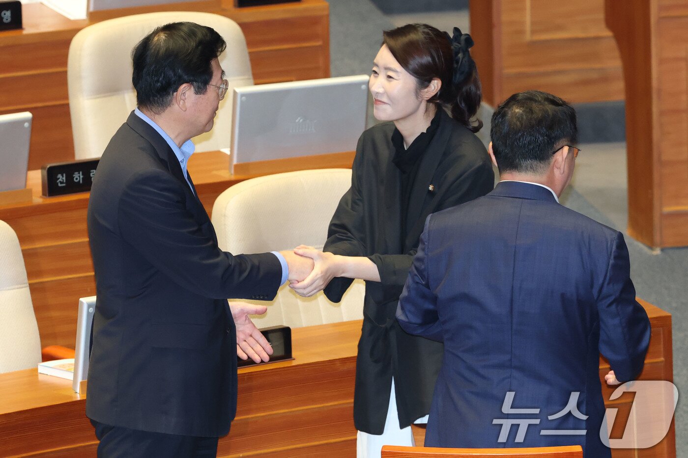 본문 이미지 - 강선우 더불어민주당 의원이 5일 오후 서울 여의도 국회 본회의장에서 방송법 개정안에 대한 무제한토론 종결동의의 건 투표를 마치고 동료 의원들과 인사나누고 있다. 2025.8.5/뉴스1 ⓒ News1 이광호 기자