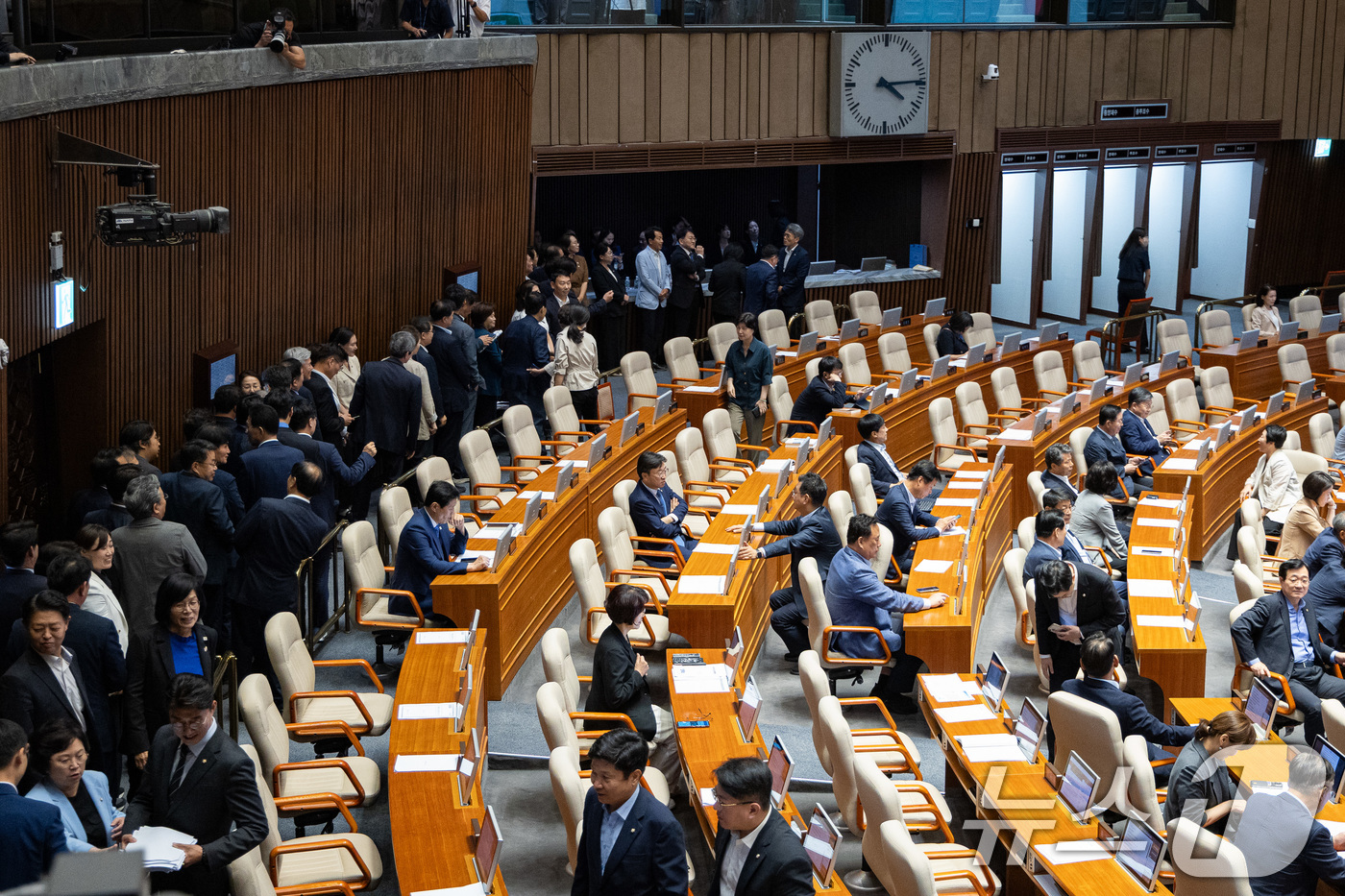 (서울=뉴스1) 유승관 기자 = 여야 의원들이 5일 서울 여의도 국회에서 열린 제427회 국회(임시회) 3차 본회의에서 방송법 일부개정법률안(대안)에 대한 무제한토론 종결동의의 건 …