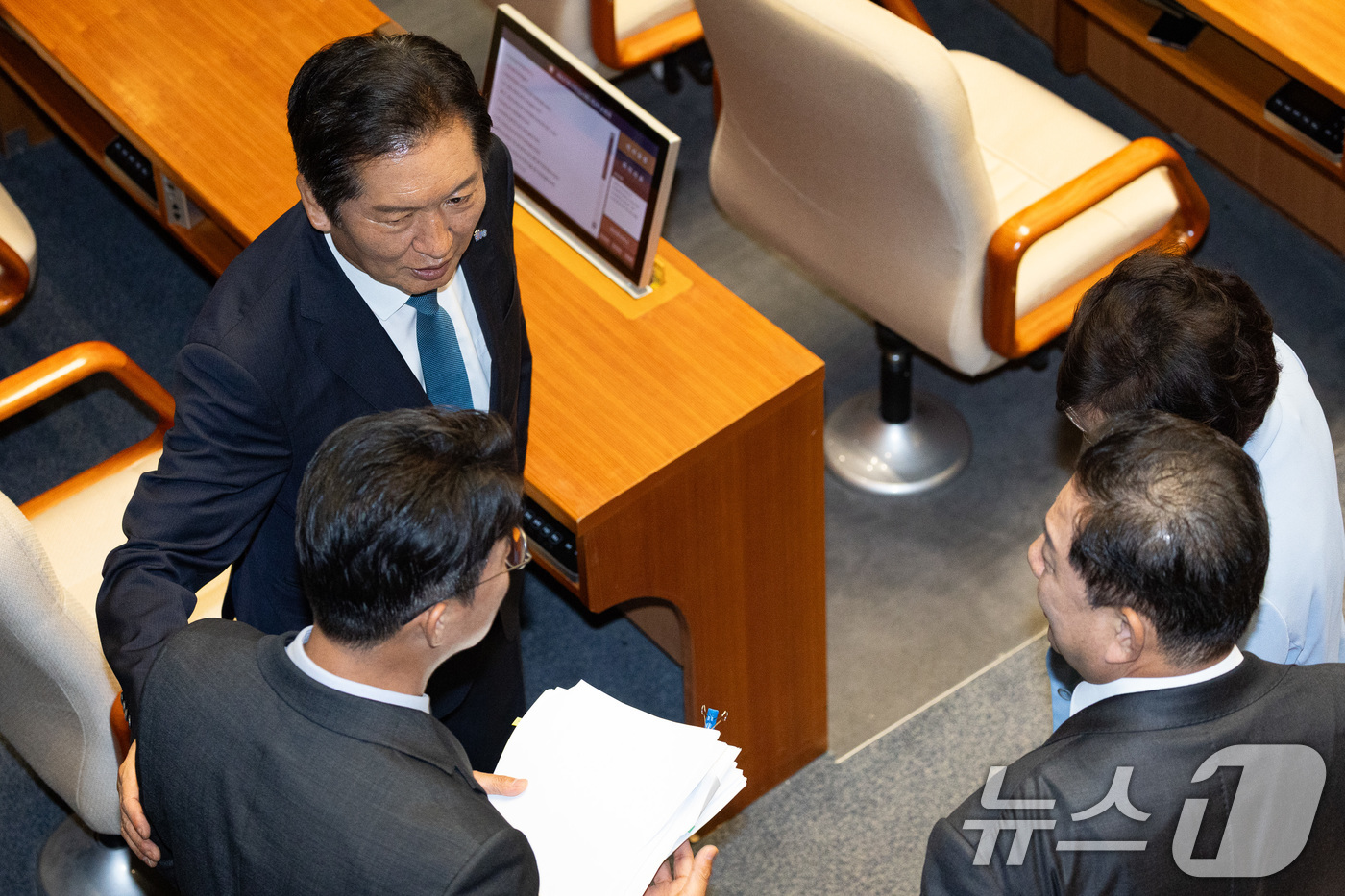 (서울=뉴스1) 유승관 기자 = 정청래 더불어민주당 대표와 김병기 원내대표가 5일 서울 여의도 국회에서 열린 제427회 국회(임시회) 3차 본회의에서 9시간이 넘도록 방송법 무제한 …