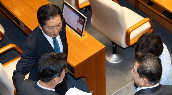 9시간 필리버스터 마친 노종면 의원 격려하는 정청래·김병기