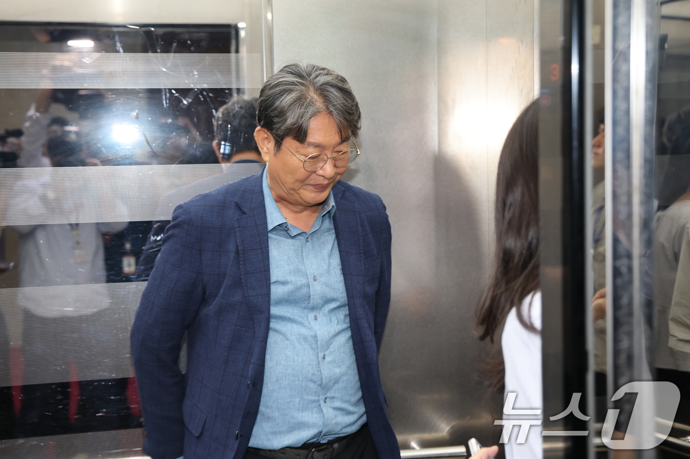 (서울=뉴스1) 이승배 기자 = '주식 차명거래 의혹'이 제기된 이춘석 더불어민주당 의원이 5일 오후 서울 여의도 국회에서 방송법 개정안에 대한 무제한토론 종결동의의 건 투표를 마 …