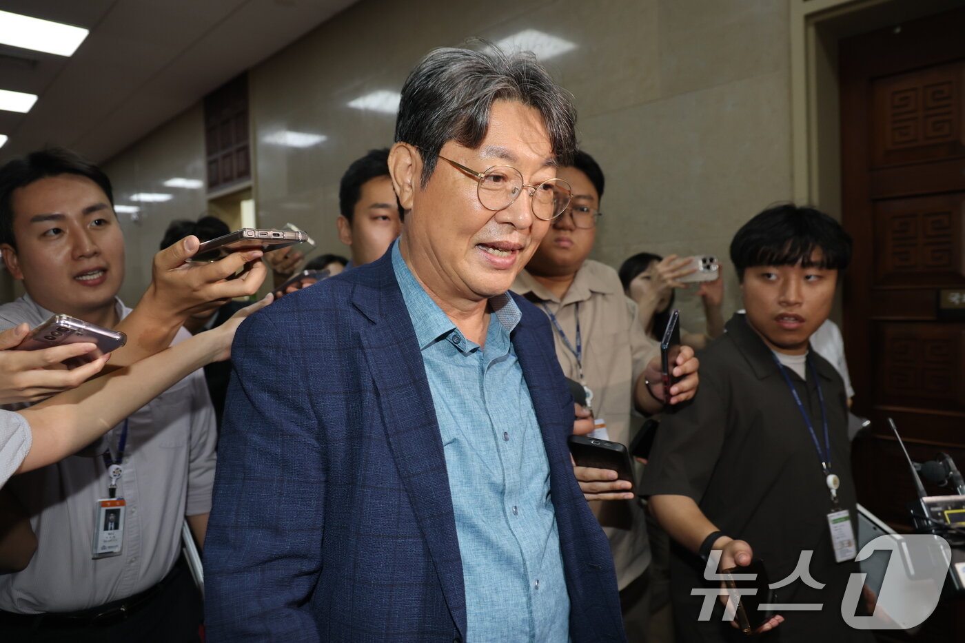 본문 이미지 - 이춘석 더불어민주당 의원이 5일 오후 서울 여의도 국회 본회의장을 나서며 취재진 질문공세를 받고 있다. 2025.8.5/뉴스1 ⓒ News1 이승배 기자