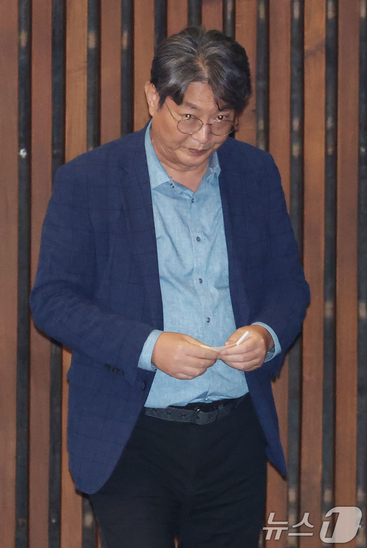 (서울=뉴스1) 이광호 기자 = 이춘석 더불어민주당 의원이 5일 오후 서울 여의도 국회 본회의장에서 방송법 개정안에 대한 무제한토론 종결동의의 건 투표를 하고 있다. 2025.8. …