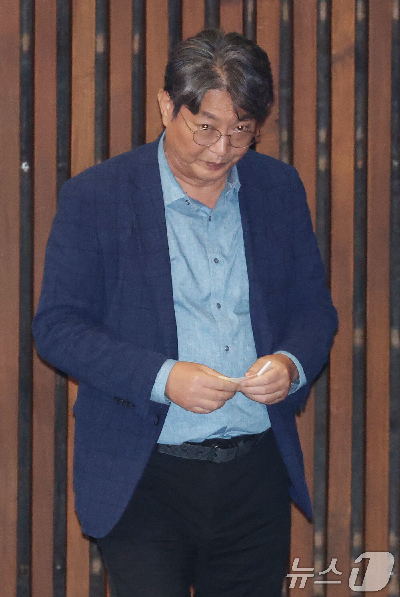 본문 이미지 - 이춘석 더불어민주당 의원이 5일 오후 서울 여의도 국회 본회의장에서 방송법 개정안에 대한 무제한토론 종결동의의 건 투표를 하고 있다. 2025.8.5/뉴스1 ⓒ News1 이광호 기자